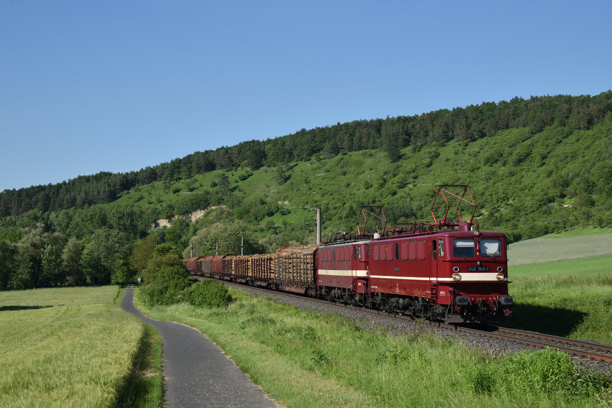 242 145 mit 242 110 beide vom Erfurter Bahnservice mit einem Holzzug nach Ingolstadt im Werntal.(Stetten im Werntal 2.6.2019).