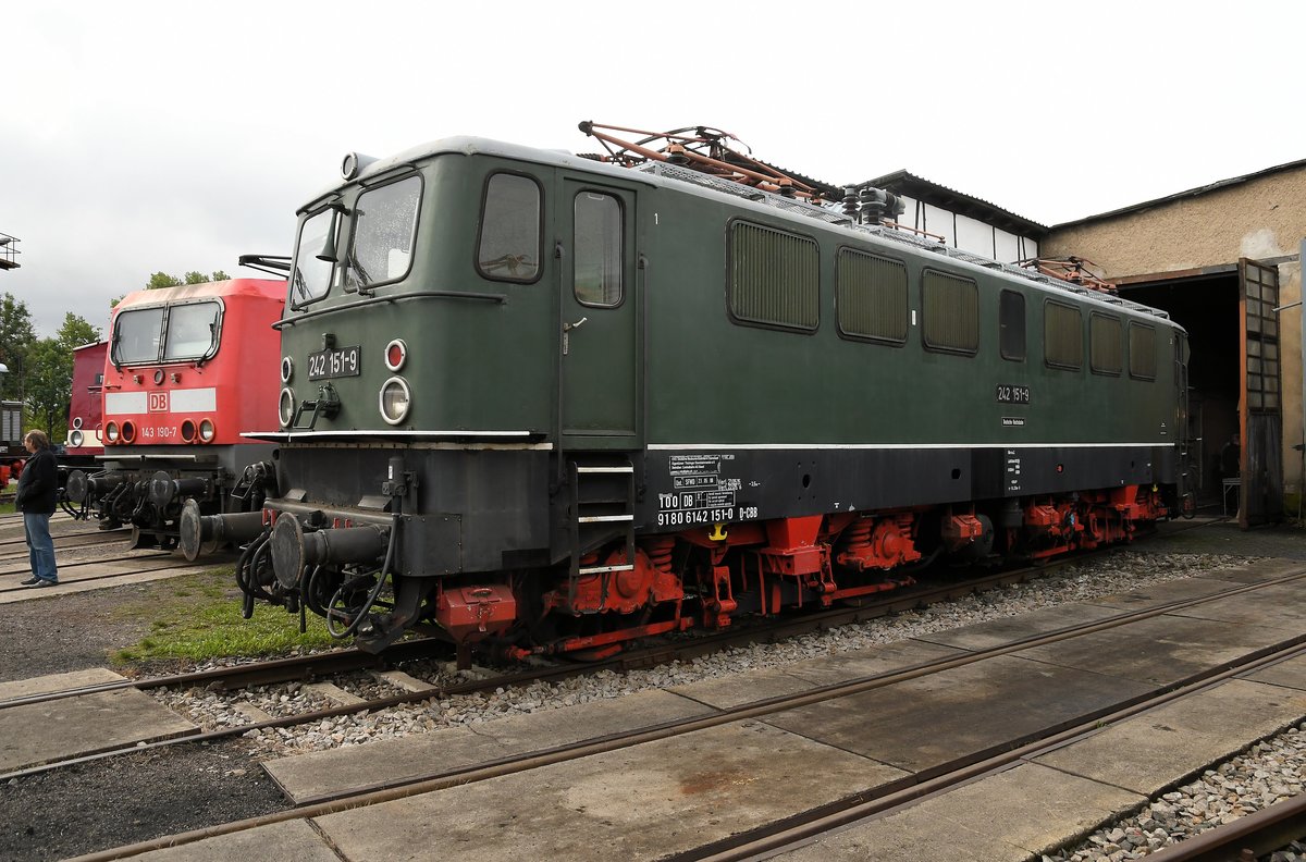 242 151 am 08.10.16 im Bw Weimar