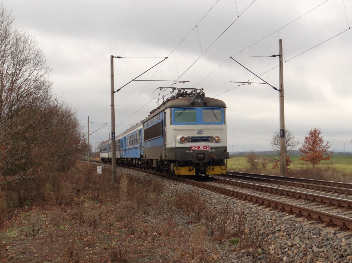 242 201-2 mit einem OS hier am 11.11.15 nahe Vokov Richtung Sokolov.
