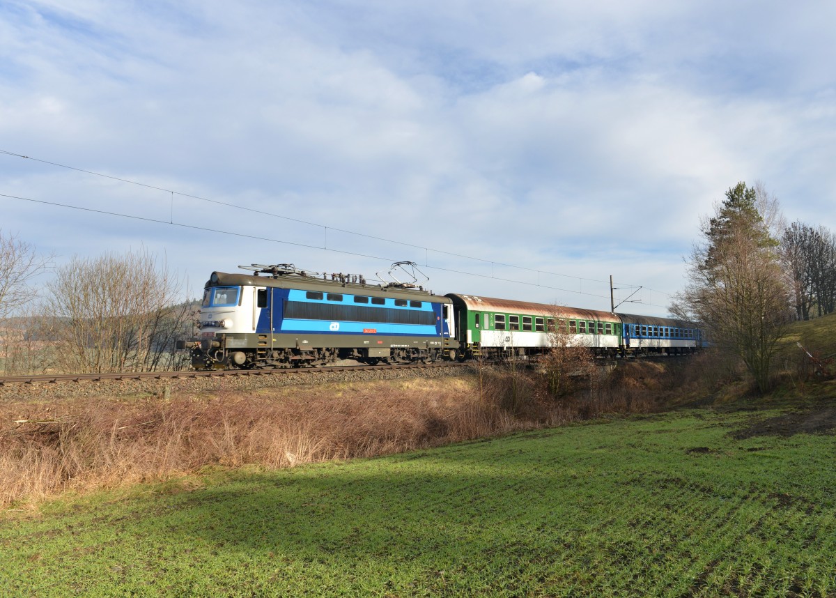 242 201 mit einem Os nach Pilsen am 03.01.2014 bei Vicenice.
