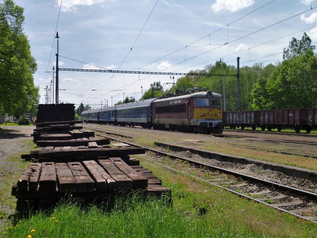 242 202-0 war am 15.05.13 im Schnellzugdienst in Kynšperk nad Ohří zu sehen.