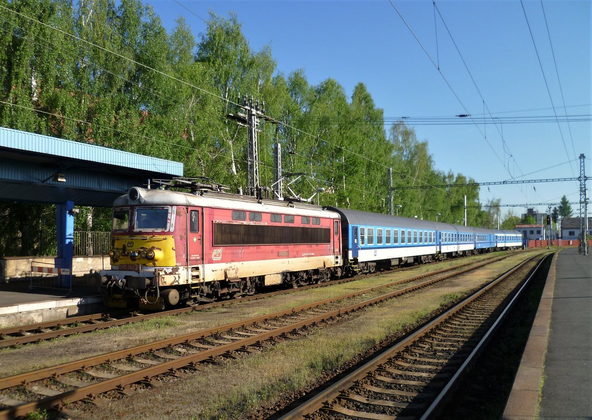 242 202-0 zu sehen am 15.05.13 mit einem Schnellzug in Cheb.