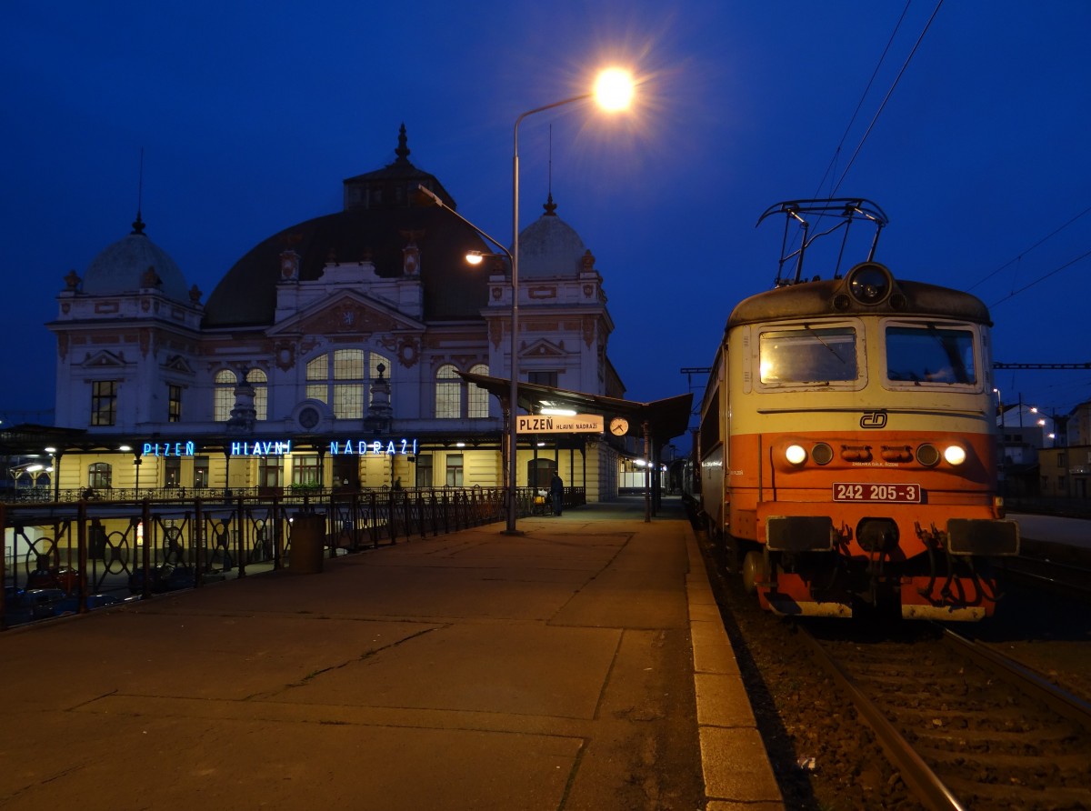 242 205-3 zu sehen am 27.12.15 in Plzeň hl.n.