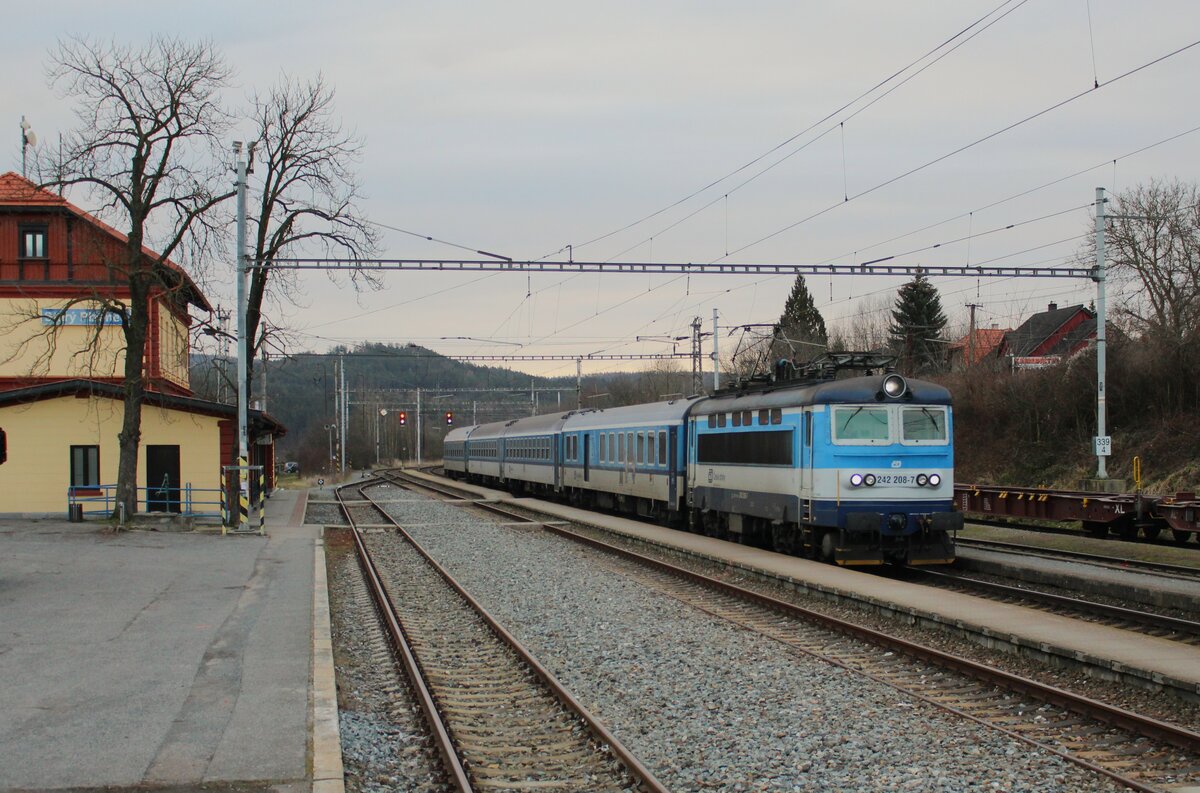 242 208-7 als R 658 zu sehen am 21.02.23 in Starý Plzenec.