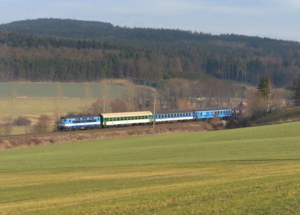 242 208 mit einem Os nach Pilsen am 03.01.2014 bei Vicenice.