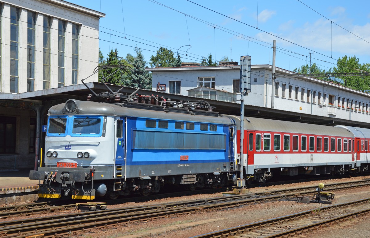 242 209-5 ČD vor Abfahrt nach Lokwechsel mit Fernzug R 815 „Sitno“ Košice/Kaschau (09:23) – Zvolen os. st./Altsohl Persbf. (12:49/13:02) – Bratislava hl. st./Preßburg Hbf. (15:59); 14.06.2014