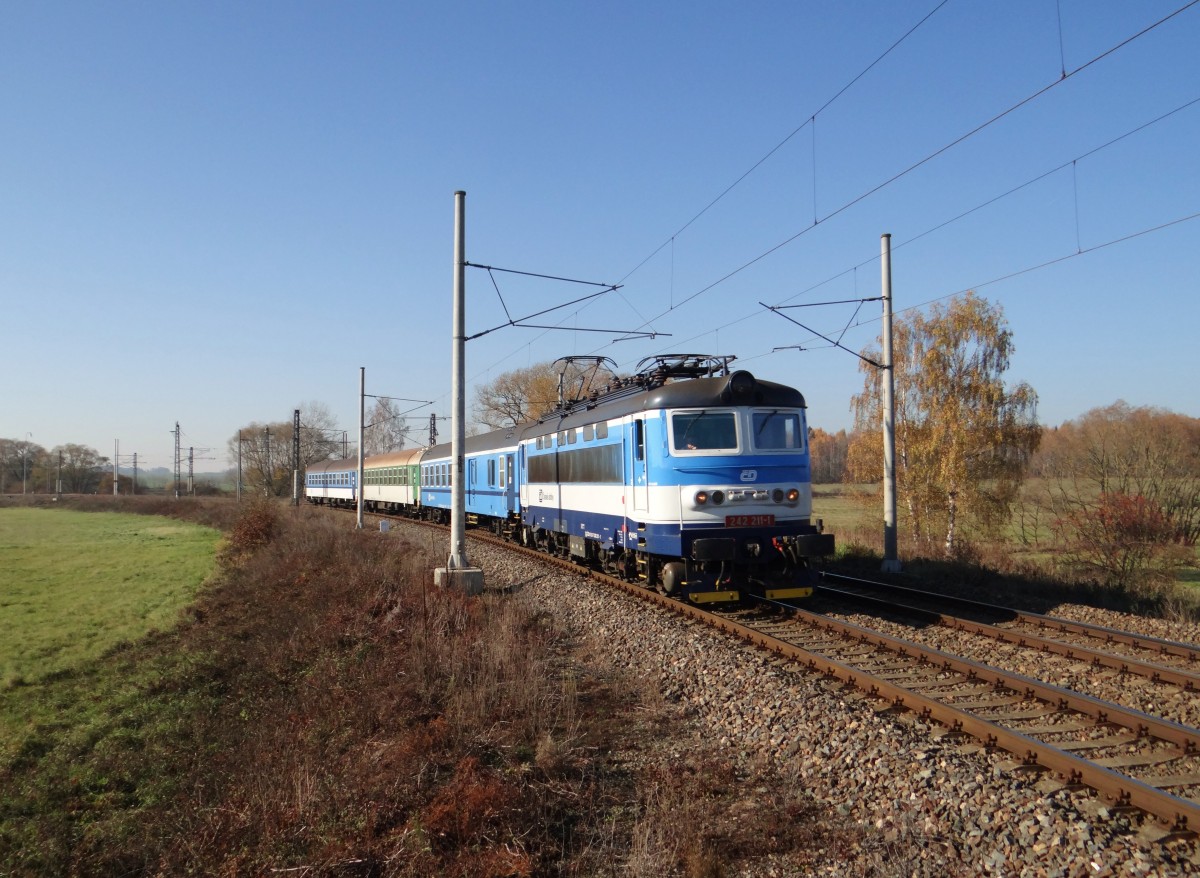 242 211-1 hier mit einem in Tršnice am 03.11.15.