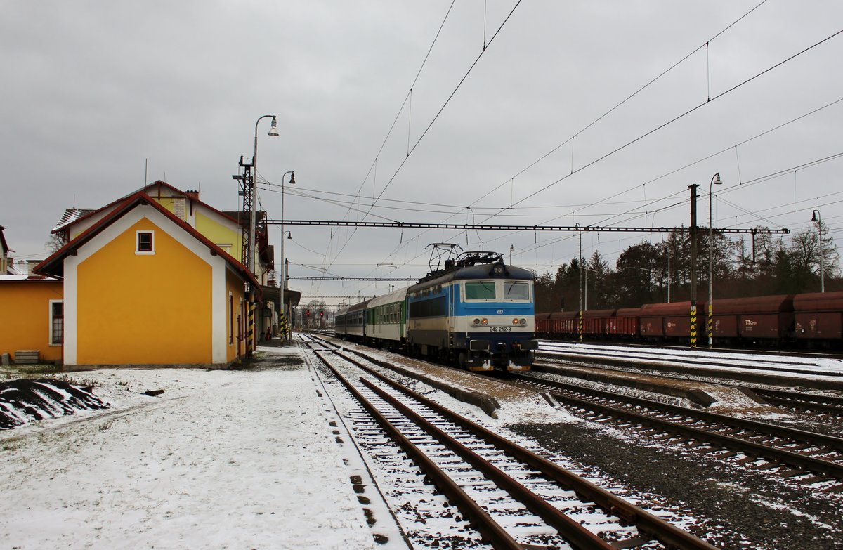 242 212-9 mit Os 7029 zu sehen am 04.01.19 in Tršnice.
