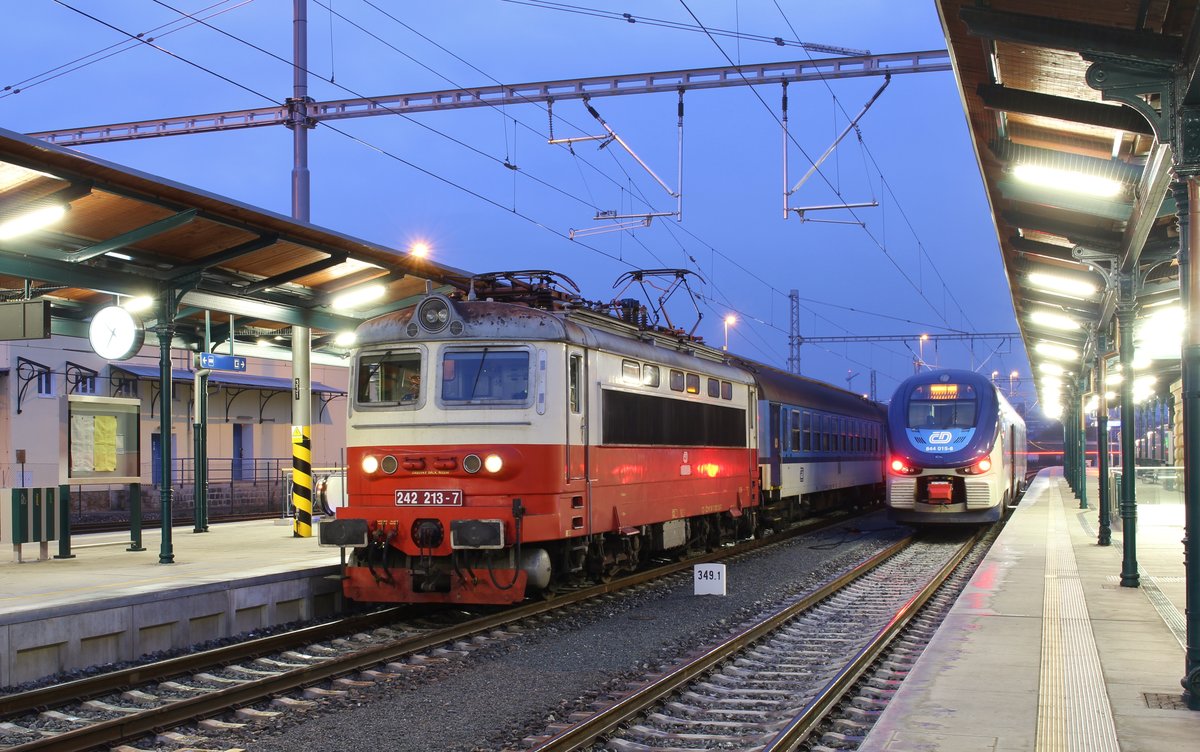 242 213-7 mit dem Sp 1981 bei der Ankunft am 09.11.19 in Plzen hl.n.
