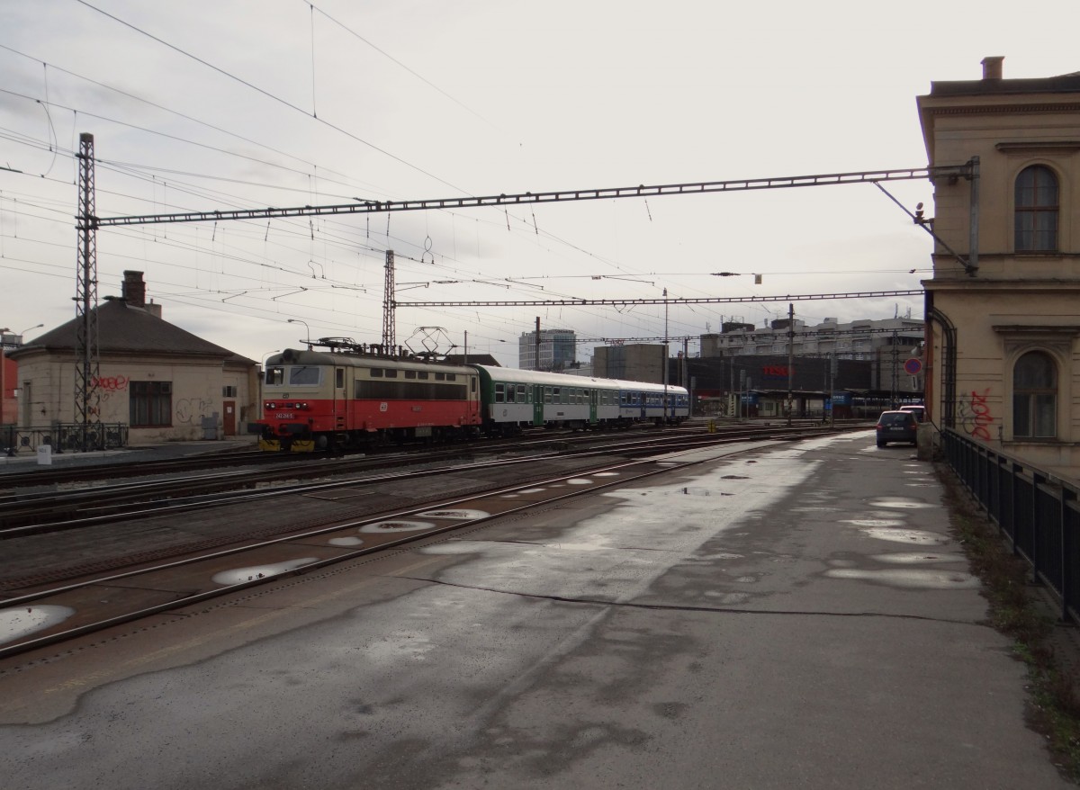 242 214-5 bei der Ausfahrt am 12.01.15 in Brno hlavní nádraží.