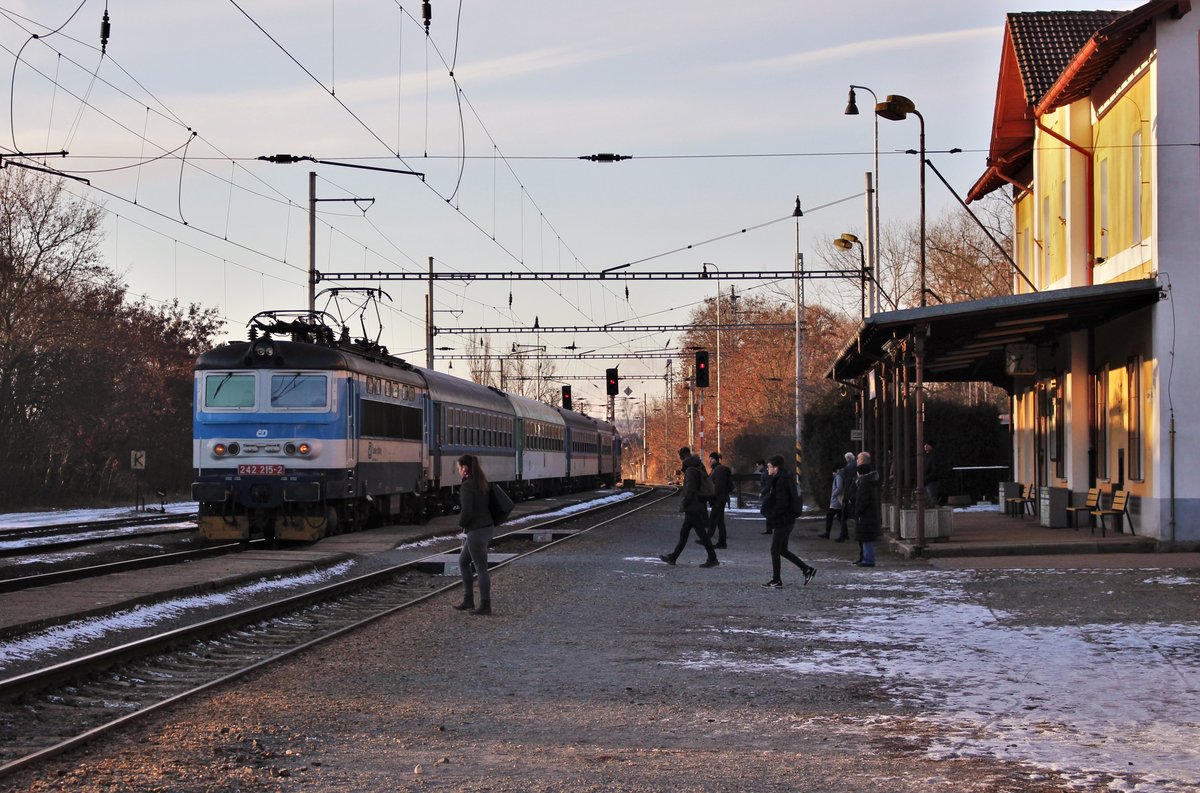 242 215-2 mit einem Os zu sehen am 31.01.19 in Dobřany. Seit dem Fahrplamwechsel im Dezamber 2020, fahren keine Loks der Baureihe 242 mehr planmäßig zwischen Plzeň hl.n. und Klatovy. Die Züge verkehren nun mit der Baureihe 362.