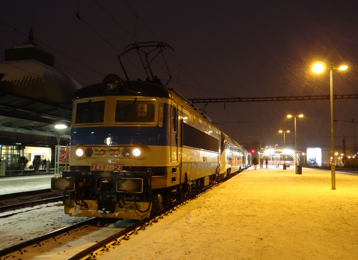 242 215-2 steht am 30.12.14 in Plzeň hlavní nádraží. 