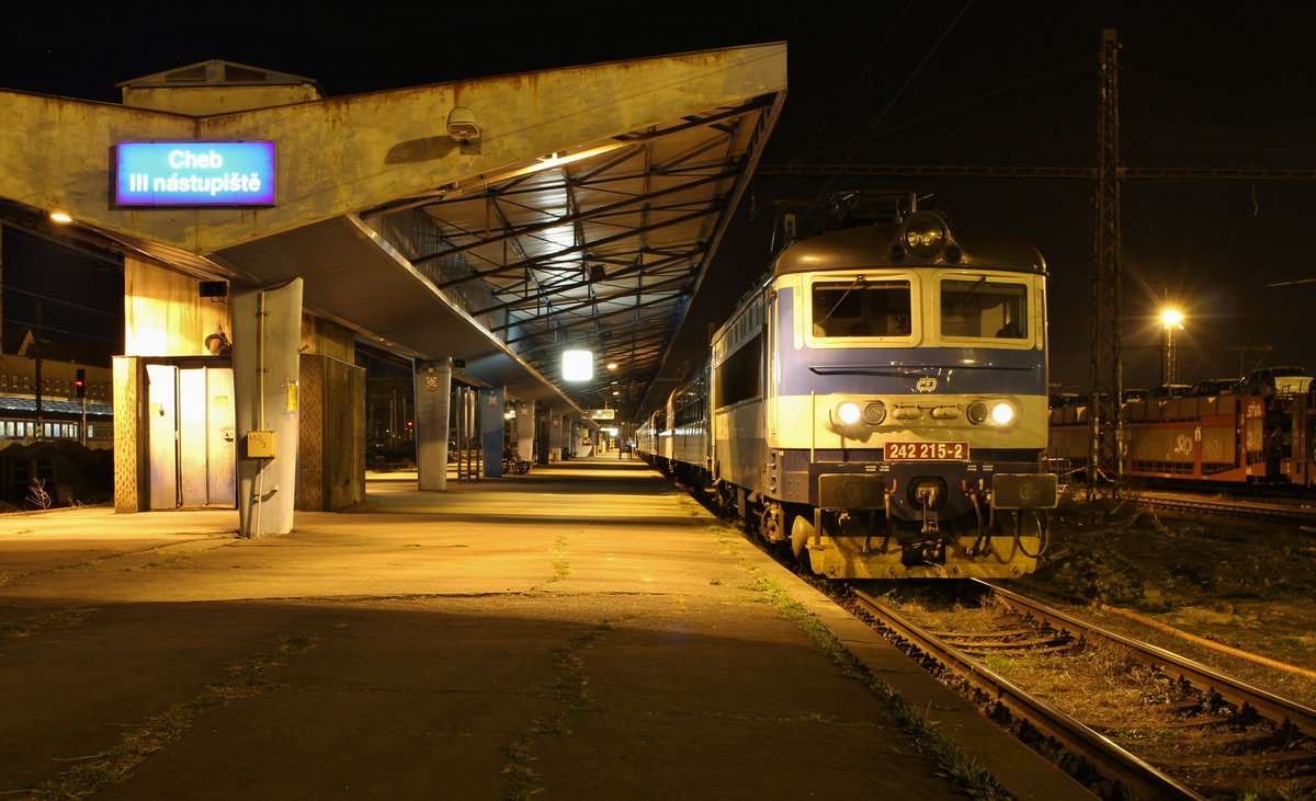 242 215-2 zu sehen am 15.10.18 mit dem Sp 1981 in Cheb. Hier noch mit der alten Bahnsteigüberdachung, da der Bahnhof sich im Umbau befindet.
