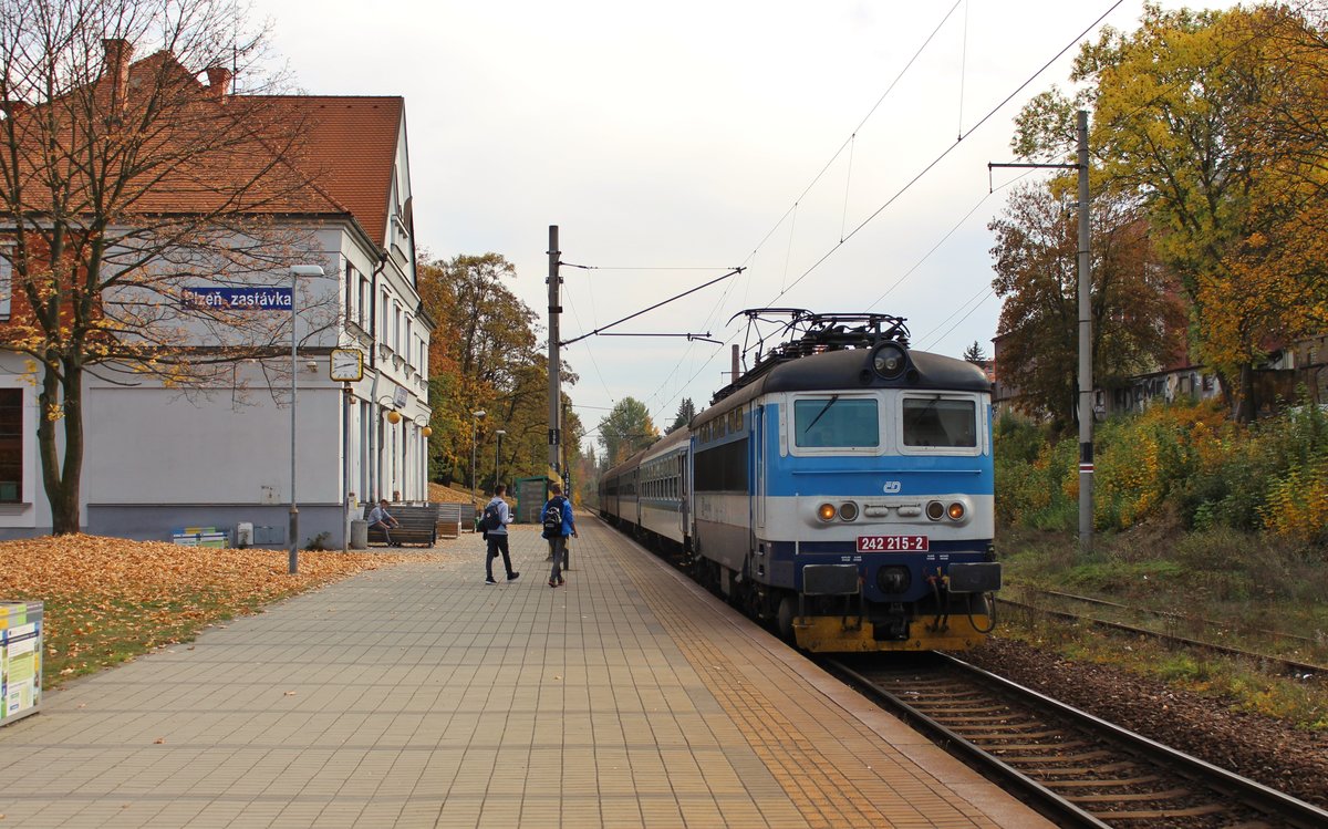 242 215-2 zu sehen mit Sp 1956 am 15.10.18 in Plzeň zastávka.