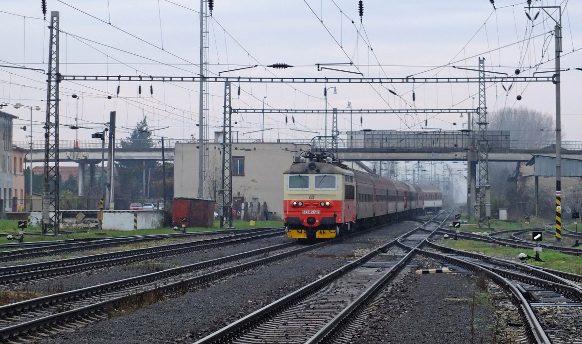 242 217-8 ČD mit Fernzug R 830 „Tajov“ Zvolen  os. st./Altsohl Persbf. (07:02) – Šurany – Bratislava hl. st./Preßburg Hbf. (09:59) fährt in den Bahnhof Levice/Lewenz ein; 09.12.2014 