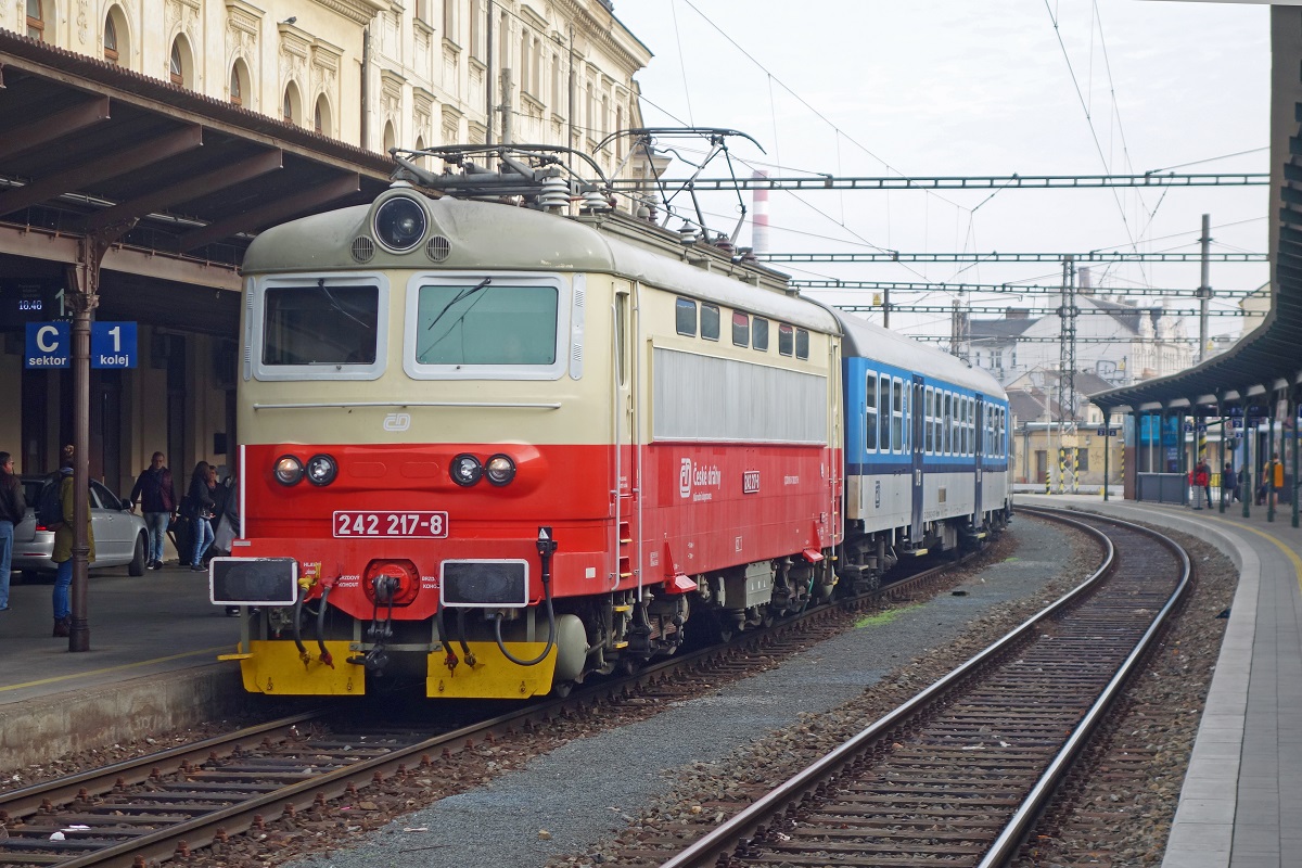 242 217 fährt am 26.10.2017 in Brno hlavni nadrazi am Bahnsteig 1 ein.