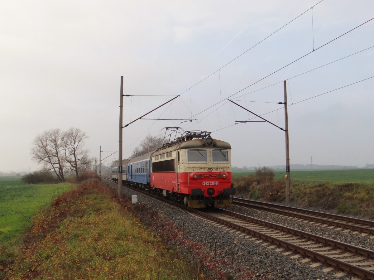 242 218-6 hier mit einem OS am 13.11.15 nahe Vokov.