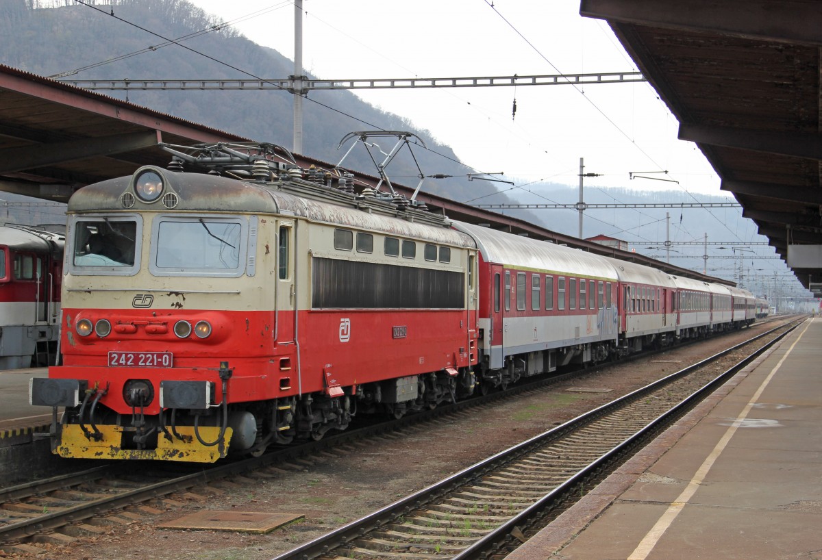 242 221-0 ČD mit Fernzug R 831 „Tekov“ Bratislava hl. st. – Bansk Bystrica hlt im Bf. Zvolen os. st./Altsohl Persbf.; 07.04.2012
