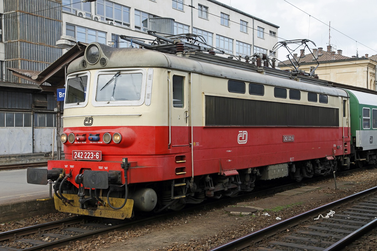 242 223 in Brno hl.n. am 23.10.2013.