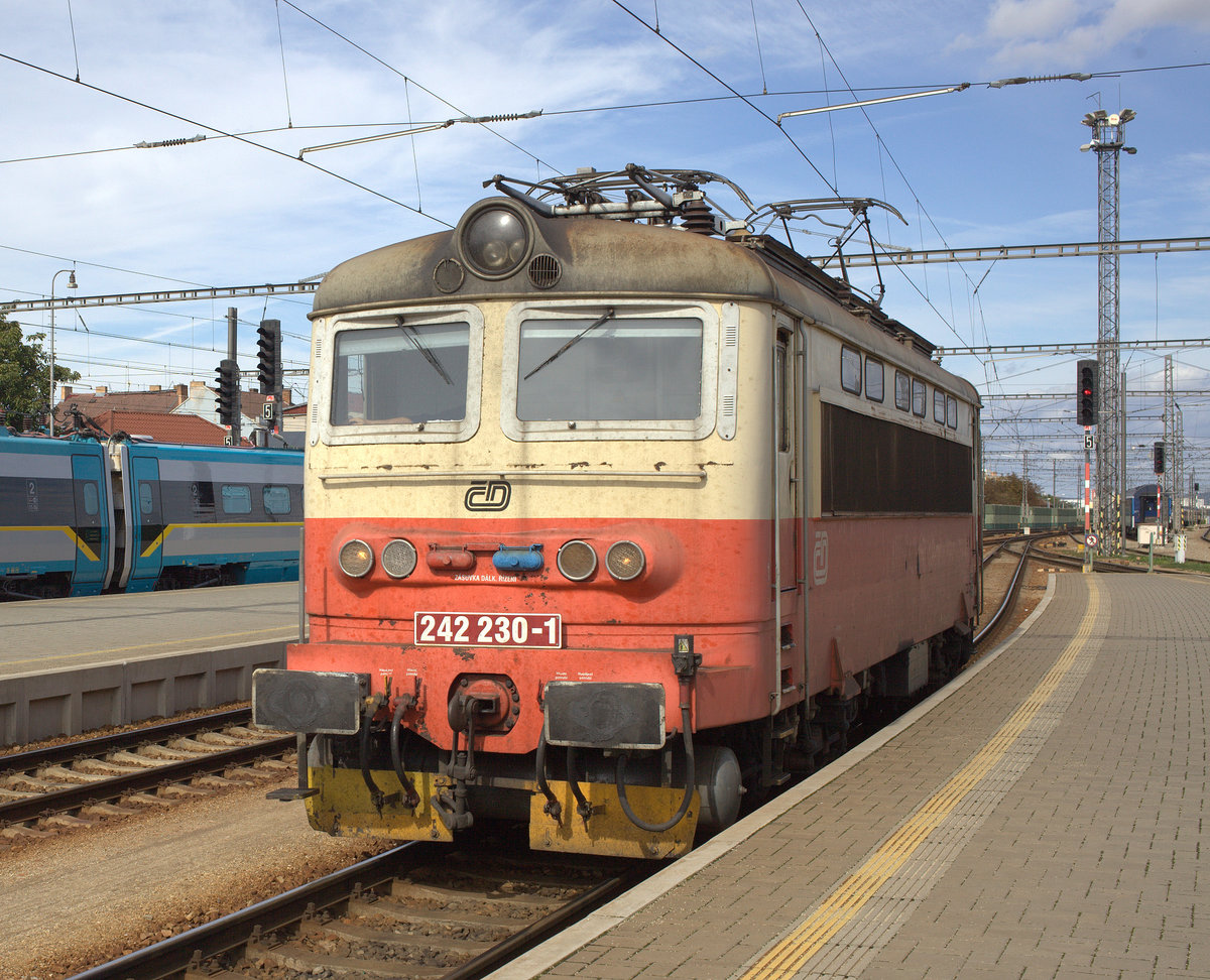 242 230-1 abgestellt in Budweis. 22.09.2018 12:04 Uhr.