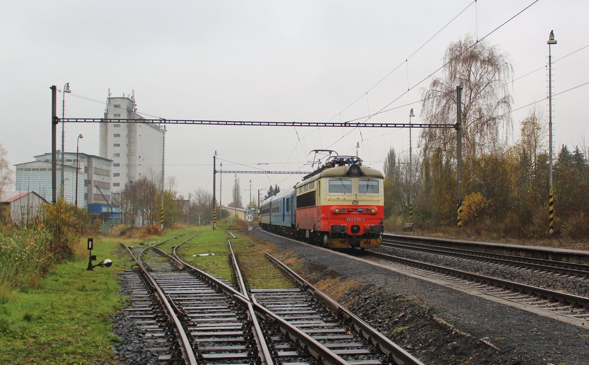 242 230-1 mit OS 7029 am 11.11.16 in Nebanice.