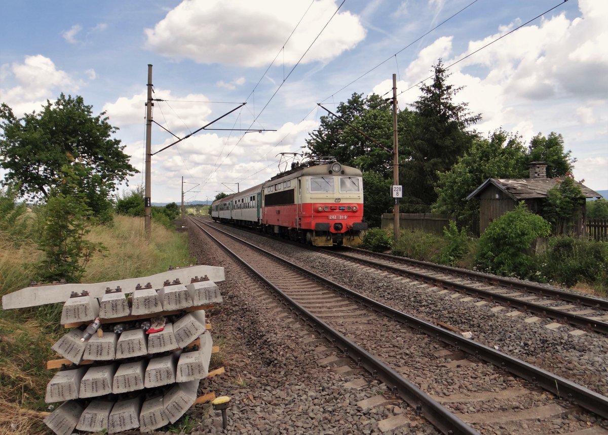 242 231-9 zu sehen am 19.06.14 mit einem Os bei Vokov.