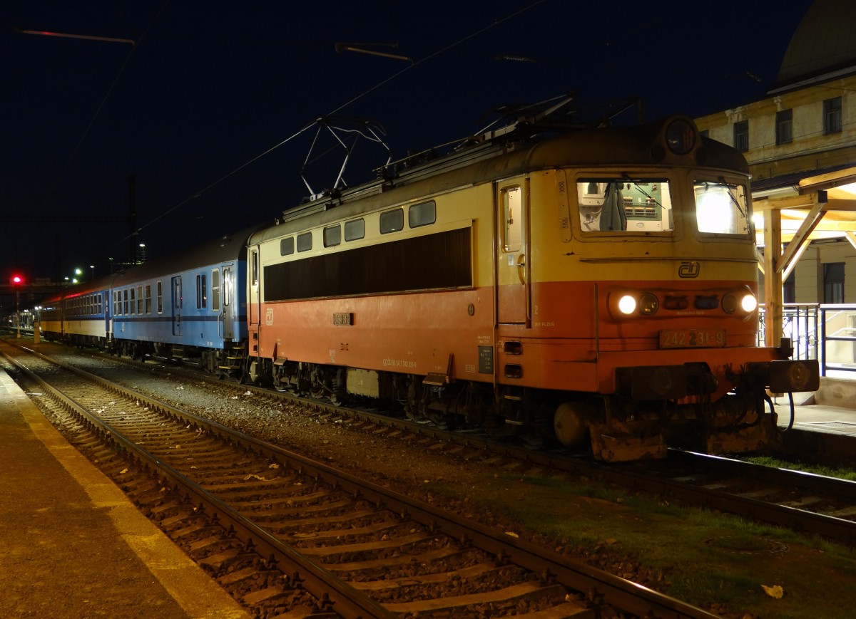 242 231-9 zu sehen am 08.11.14 in Plzeň hlavní nádraží.