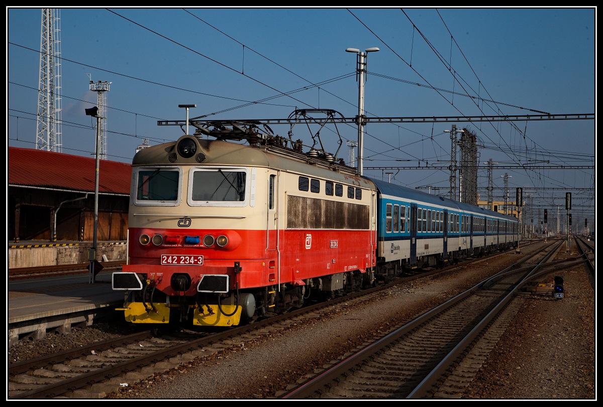 242 234 mit Reisezug in Breclav am 15.02.2018.