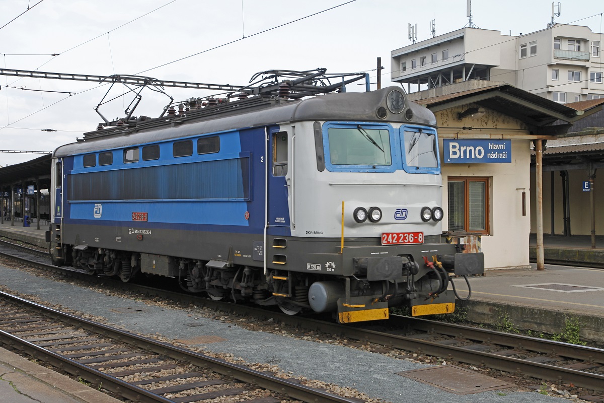 242 236 in Brno hl.n. am 23.10.2013.