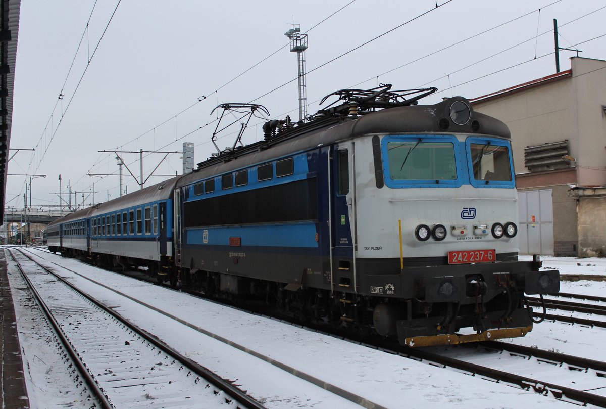242 237-6 war am 30.12.14 mit einem Nahverkehrszug in Plzeň hl.n.zu sehen.