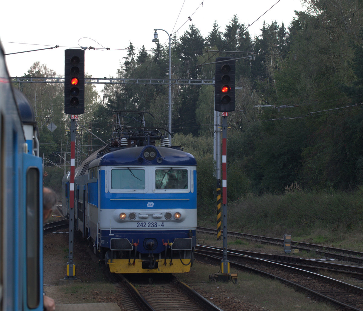 242 238-4 führt den kurzen Os von Jihlava nach Havlíčkův Brod. Bahnhof Šlapanov.
21.09.2018 17:32 Uhr.