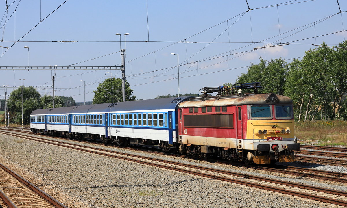 242 239 mit abgestelltem Personenzug am 16.08.2020 in Protivin. 