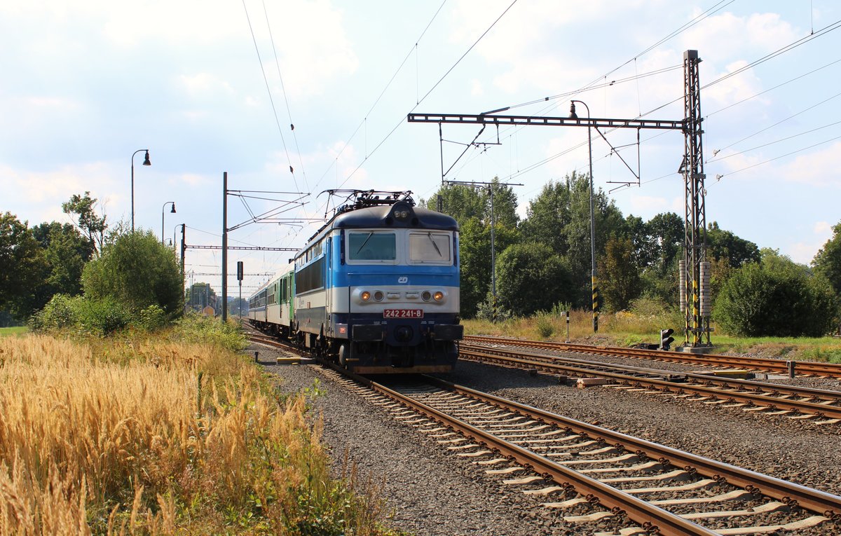 242 241-8 mit dem Os 7029 am 02.09.16 in Tršnice.