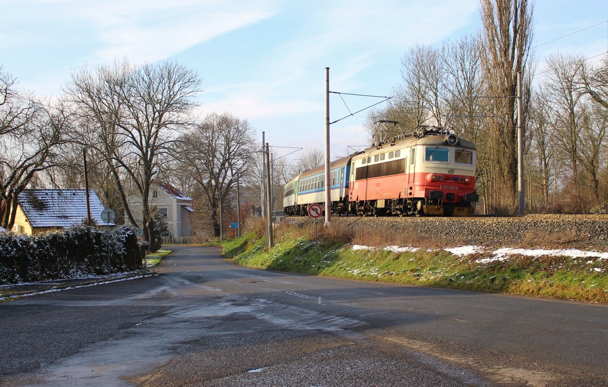242 245-9 mit dem OS 7029 am 01.12.17 in Nebanice. 