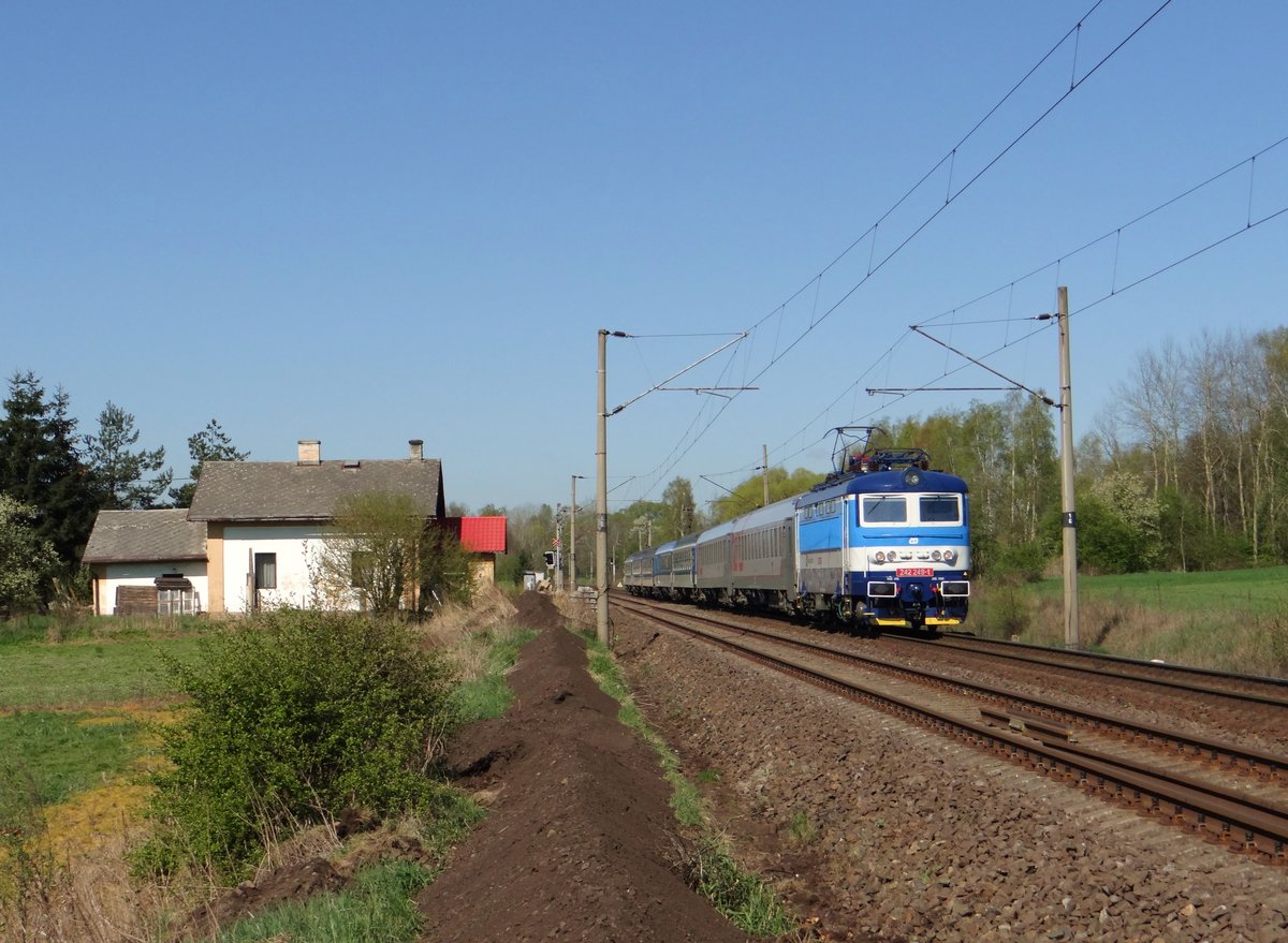 242 249-1 war am 17.04.14 im Schnellzugverkehr bei Chotikov zu sehen.