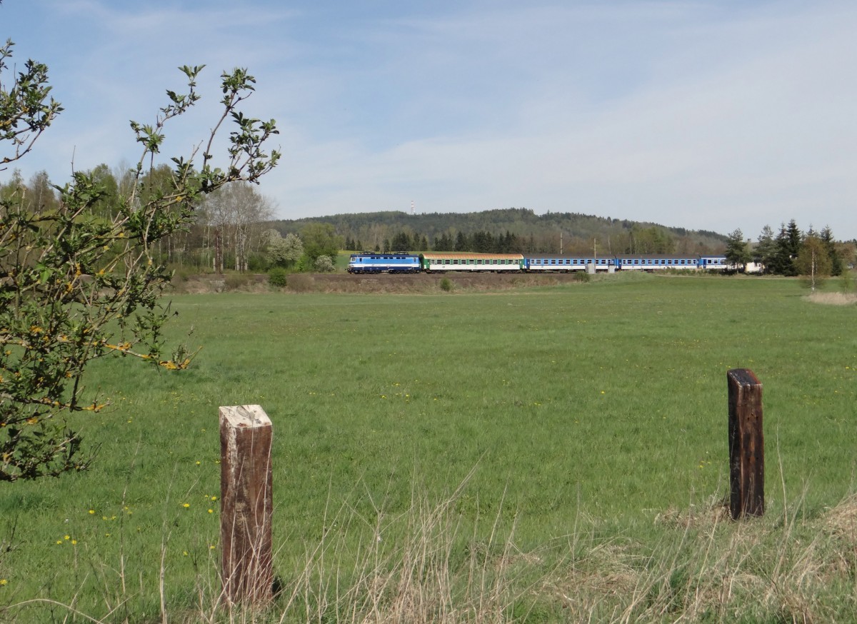 242 249 mit einem R zusehen am 17.04.14 in Chotikov.