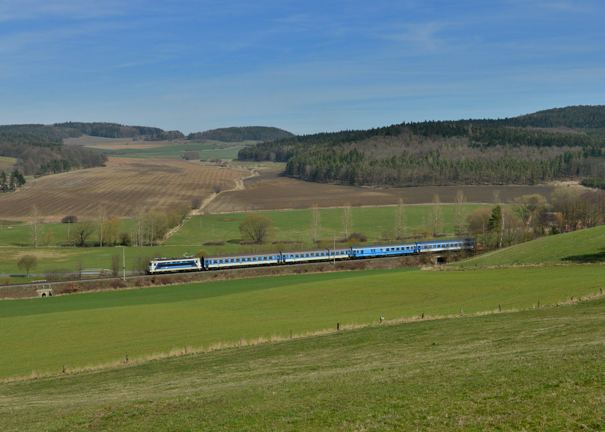 242 250 mit Sp 1963 am 27.03.2016 bei Vicenice. 