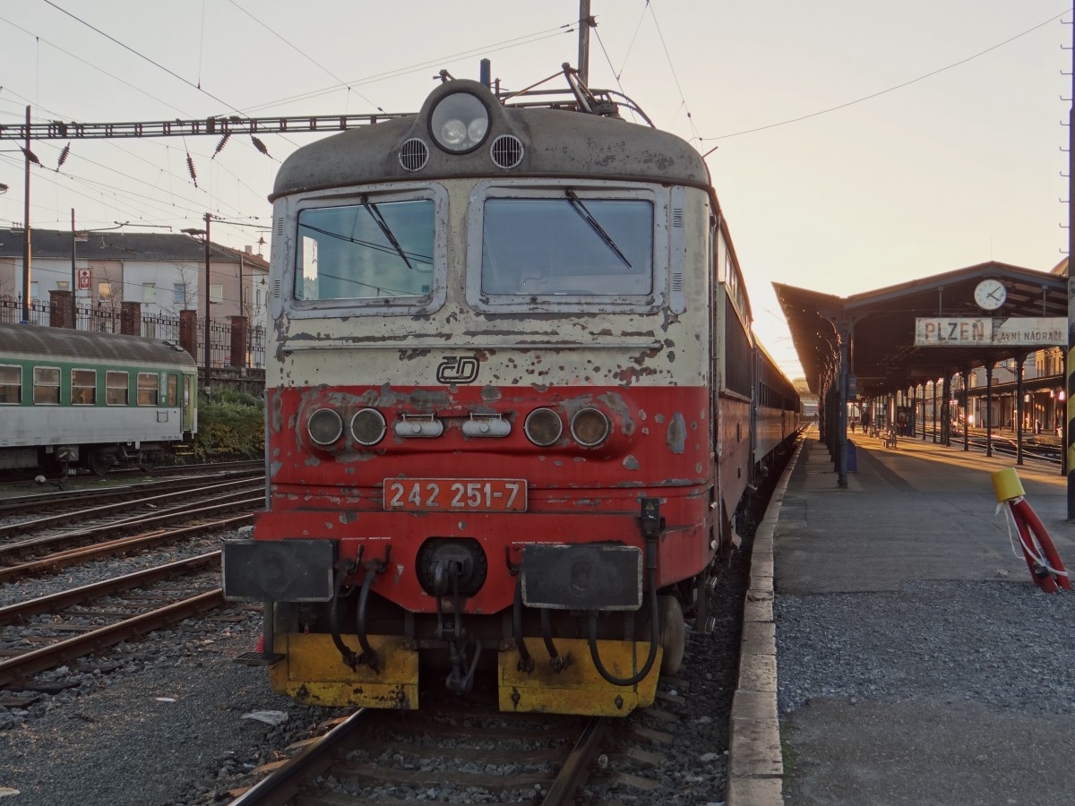 242 251-7 zu sehen am 08.11.14 in Plzeň hlavní nádraží.