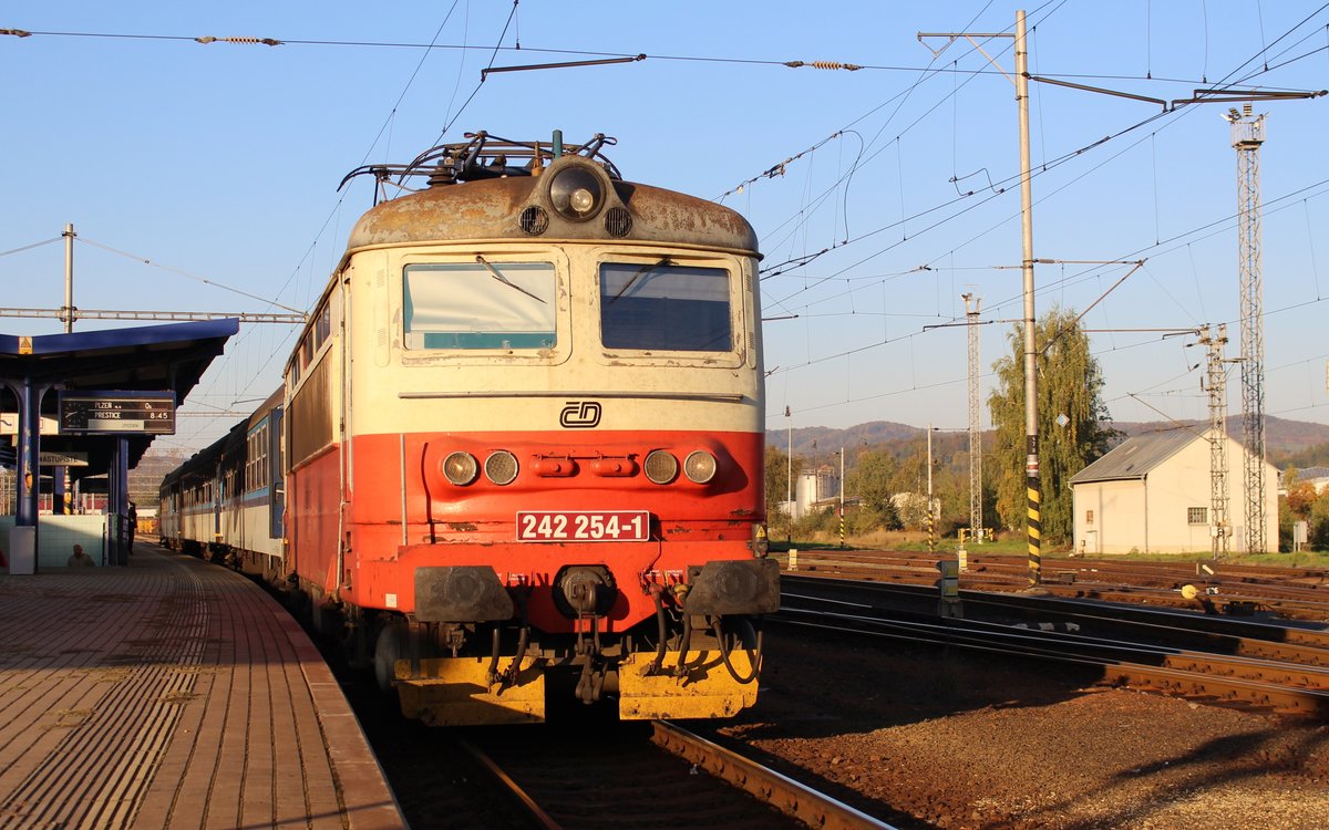 242 254-1 mit Os 7515 am 15.10.18 in Klatovy.