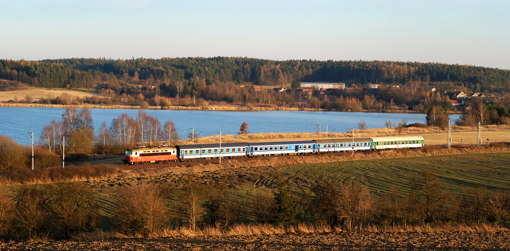 242 258 mit R 664 bei Kovcin (10.03.2014)