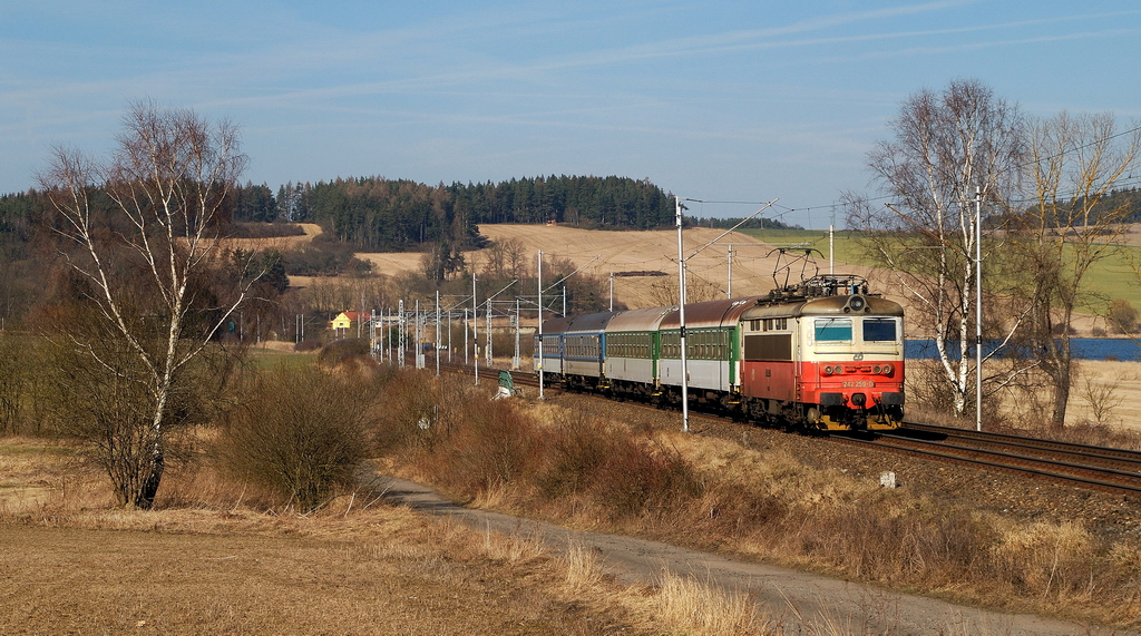 242 259 mit Os 8905 bei Kovcin (10.03.2014)