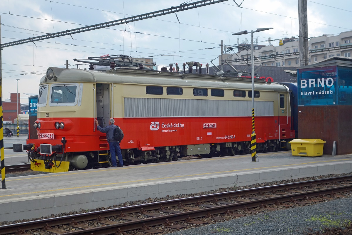 242 260 bekommt am 26.10.2017 in Brno hlavni nadrazi einen neuen Lokführer.