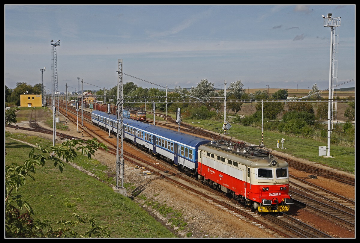 242 260 mit Regionalzug in Zajeci am 10.09.2019.