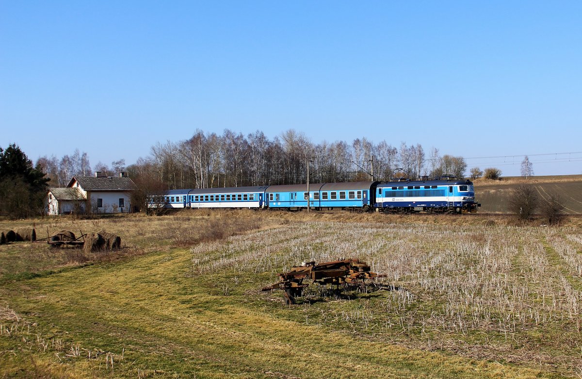242 267-3 mit Os 7029 zu sehen am 23.02.18 in Chotikov.