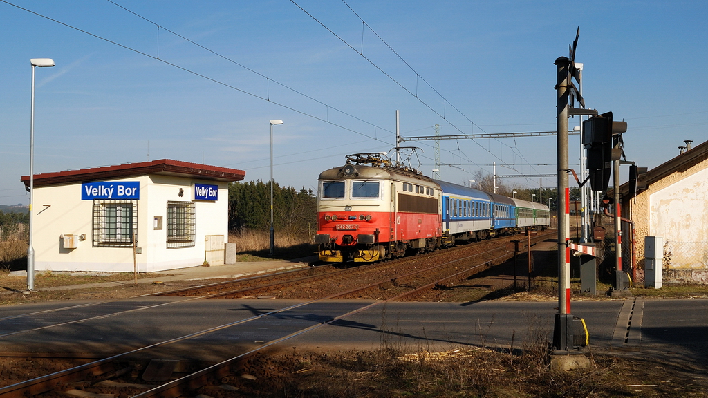 242 267 mit R 666 in Velky Bor (10.03.2014)