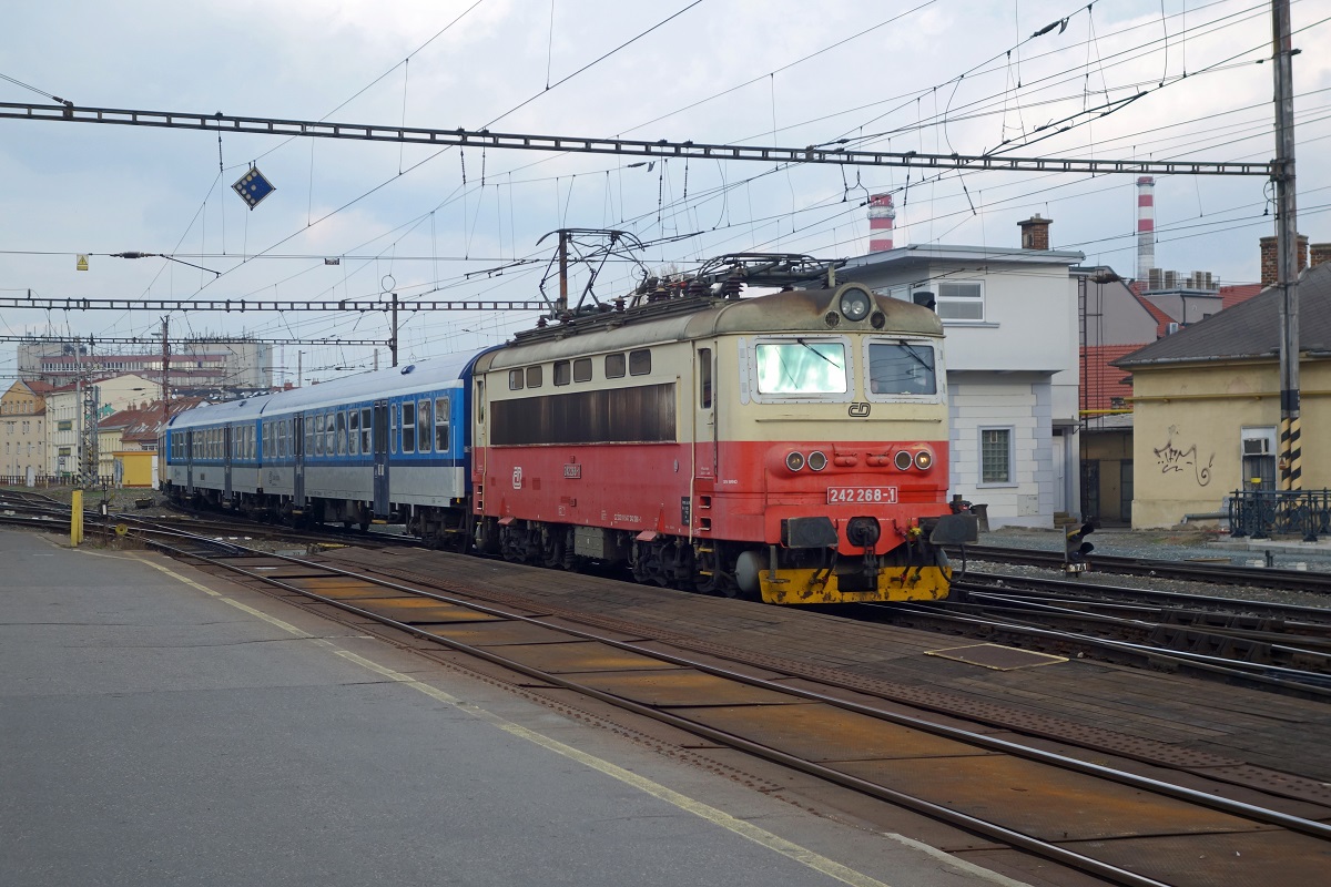 242 268 fährt am 26.10.2017 in Brno hlavni nadrazi ein.