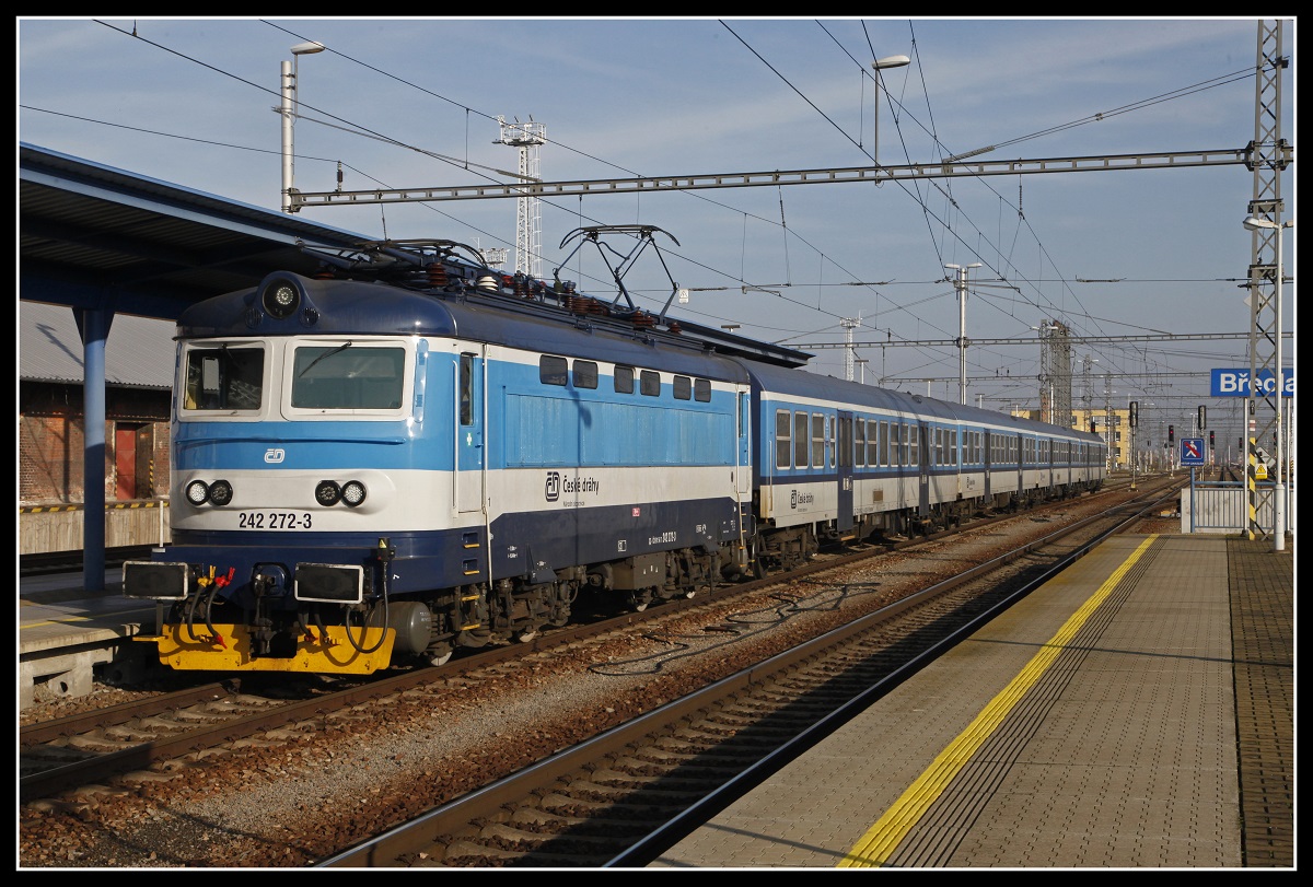 242 272 fährt am 25.11.2019 in Breclav ein.