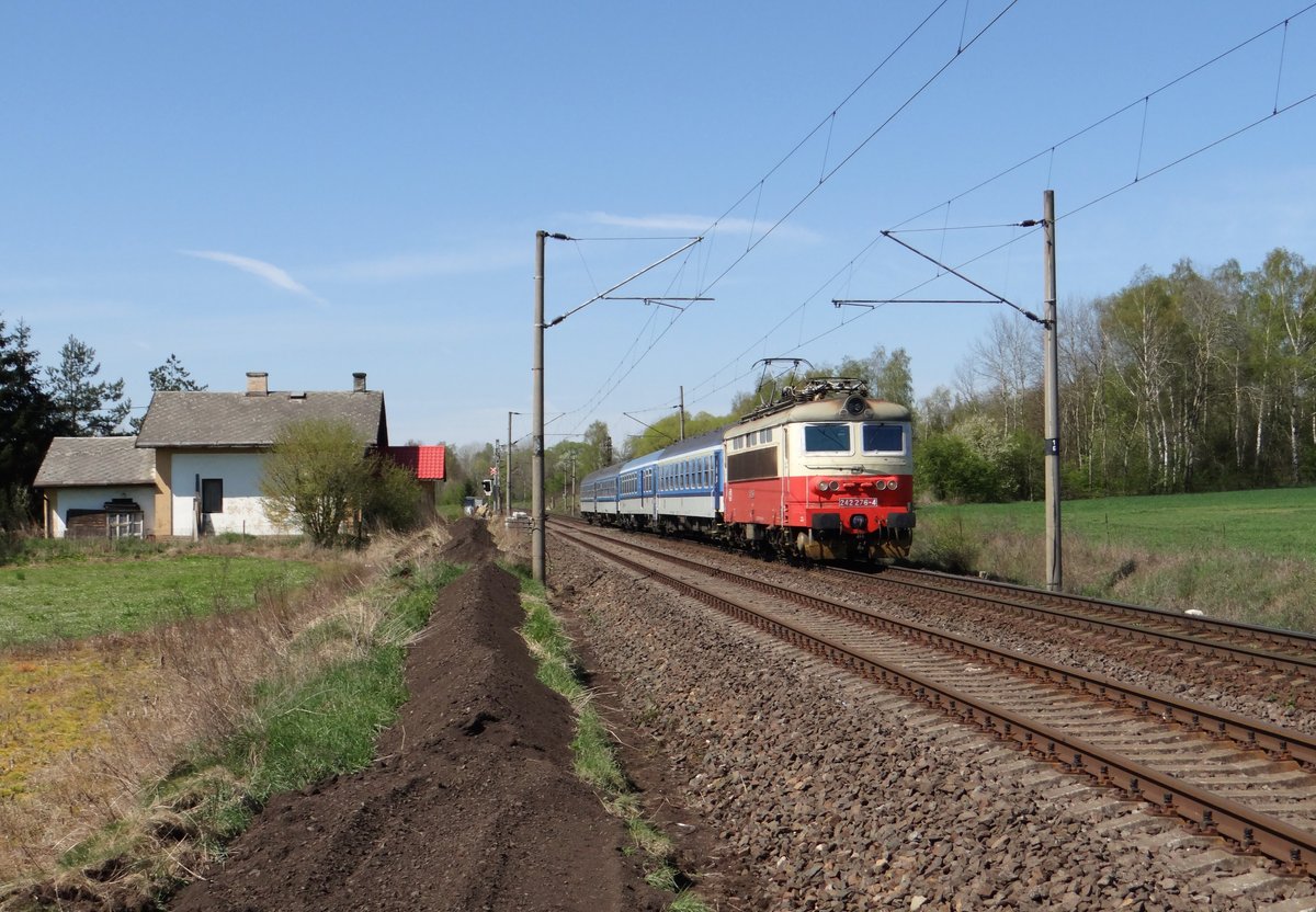 242 276-4 war am 17.04.14 im Schnellzugverkehr bei Chotikov zu sehen.