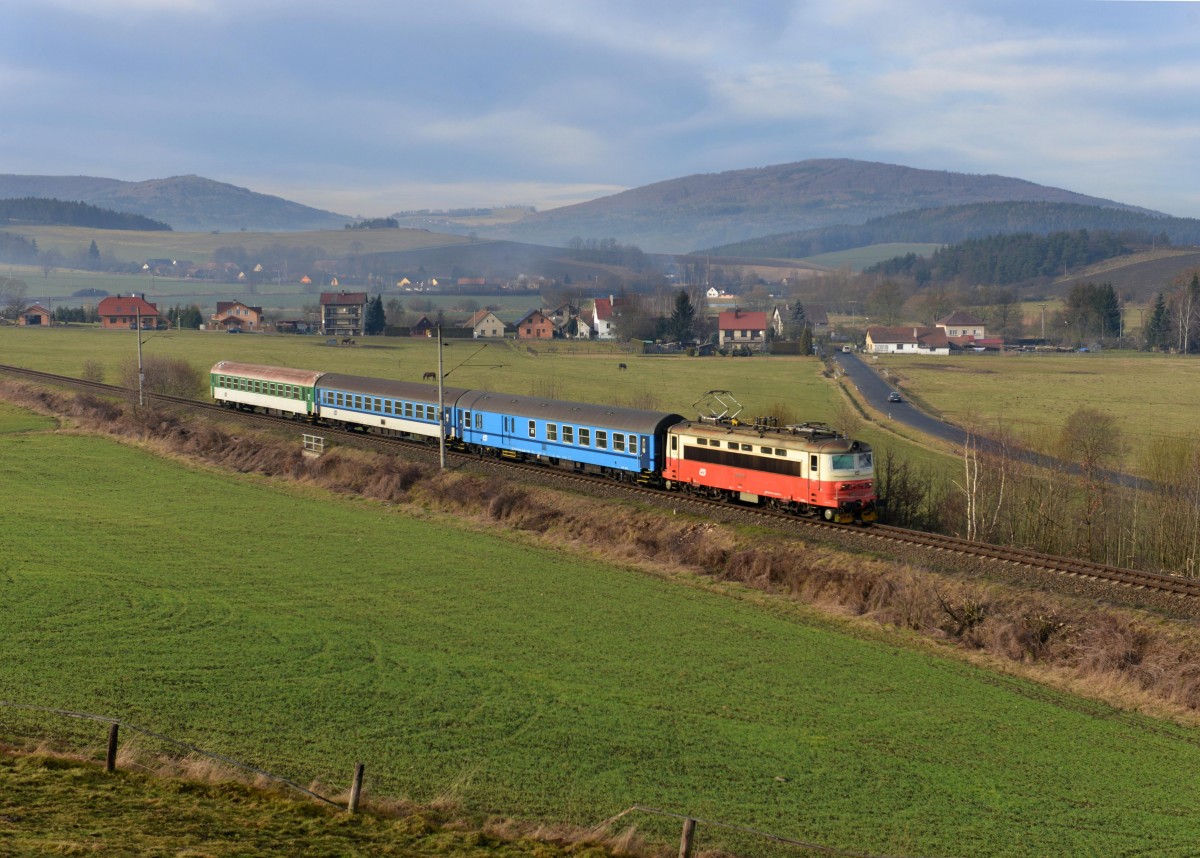 242 277 mit einem Os nach Klatovy am 03.01.2014 bei Vicenice.