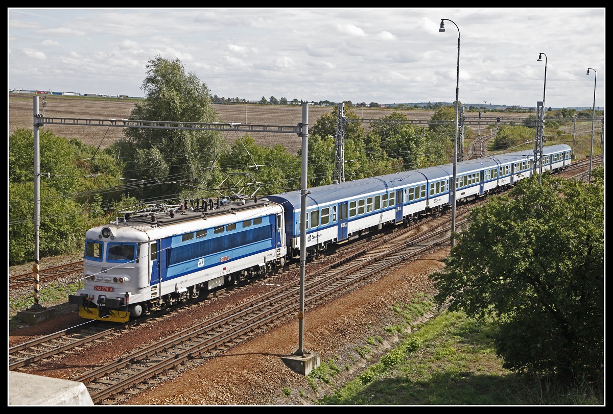 242 278 mit Regionalzug in Zajeci am 10.09.2019.